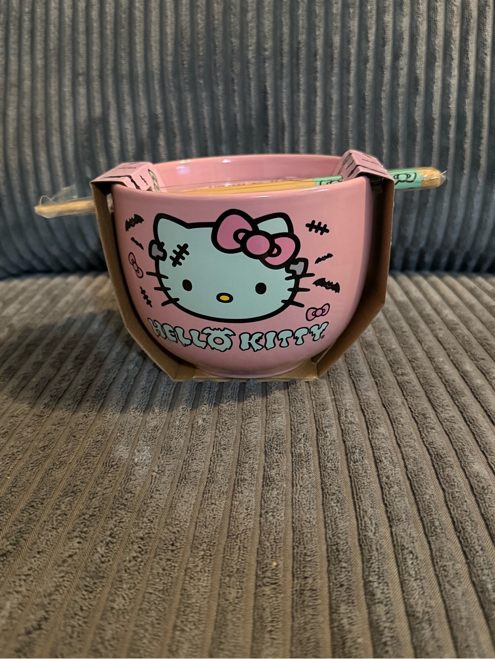 Hello Kitty Pink Ceramic 20oz Ramen Bowl w/ Chopsticks- Halloween Themed NWT